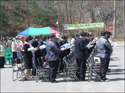 축제장을 찾는 많은 '유력 인사'들은 검정색 정장으로 분위기를 우울하게 만든다. 